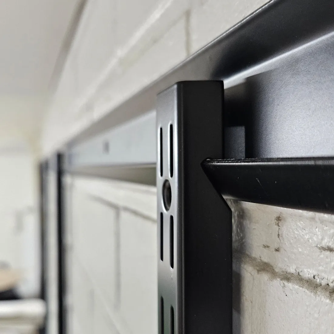 osila-wall-u-musta-saatolista kuva