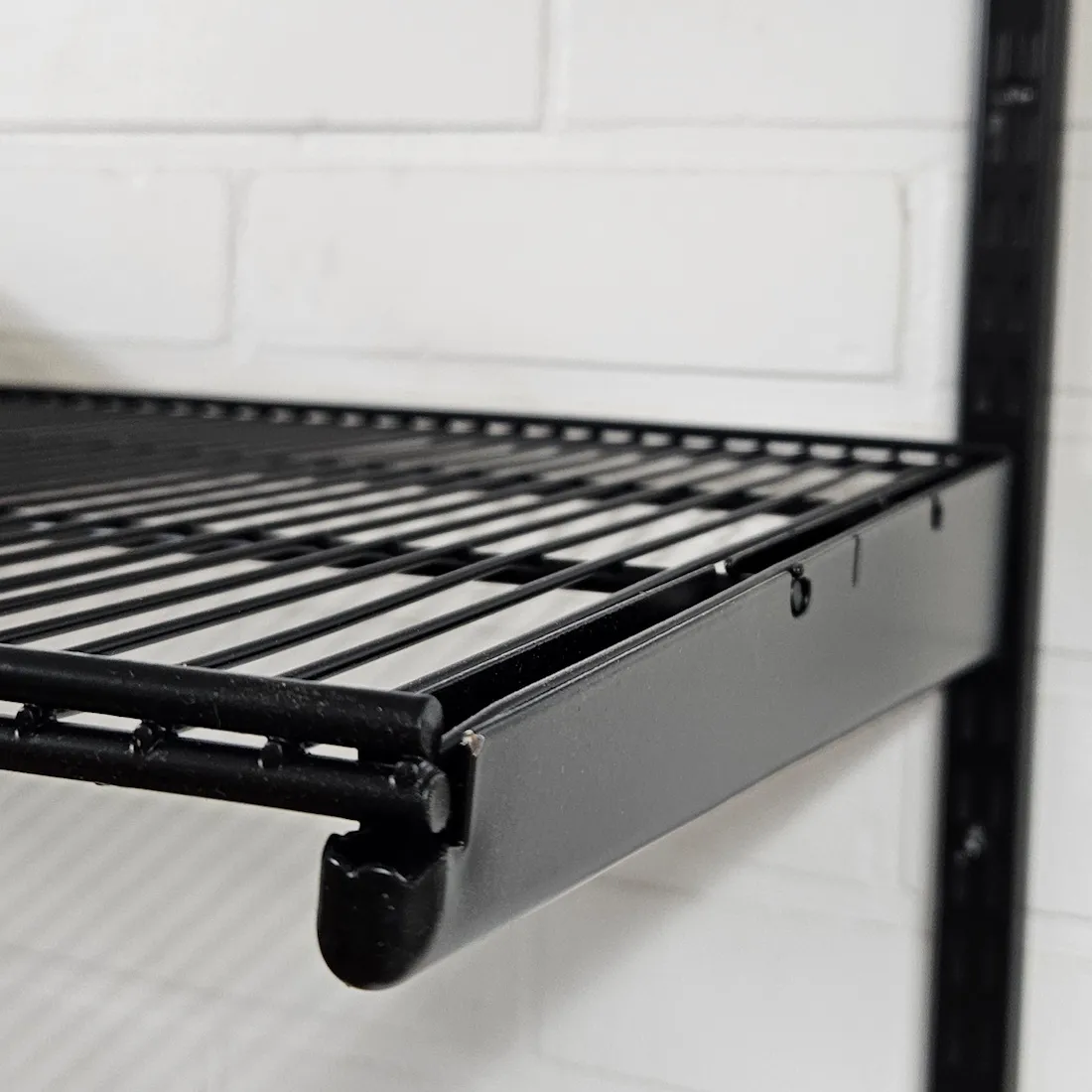 psila-wall-u-musta-ritilahyllykannatin kuva